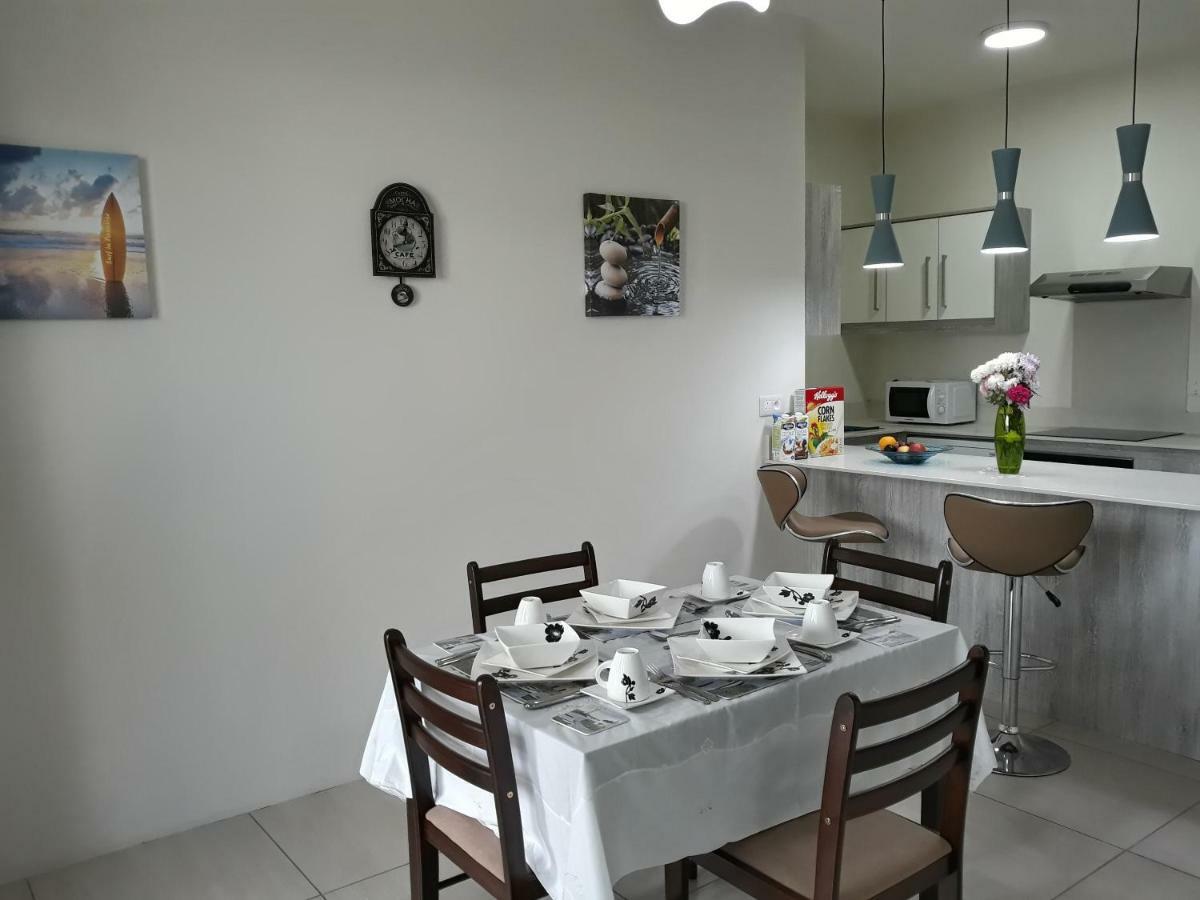 2 Bedroom Flat 15 Mins Walk From Flic En Flac Beach Экстерьер фото
