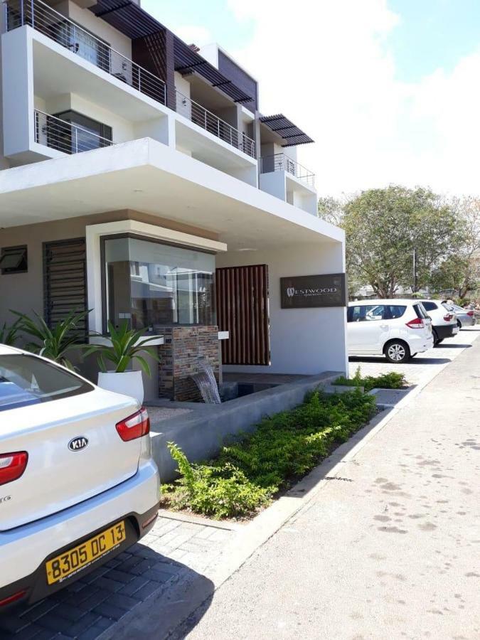 2 Bedroom Flat 15 Mins Walk From Flic En Flac Beach Экстерьер фото