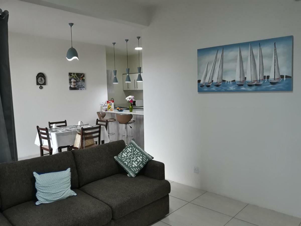 2 Bedroom Flat 15 Mins Walk From Flic En Flac Beach Экстерьер фото